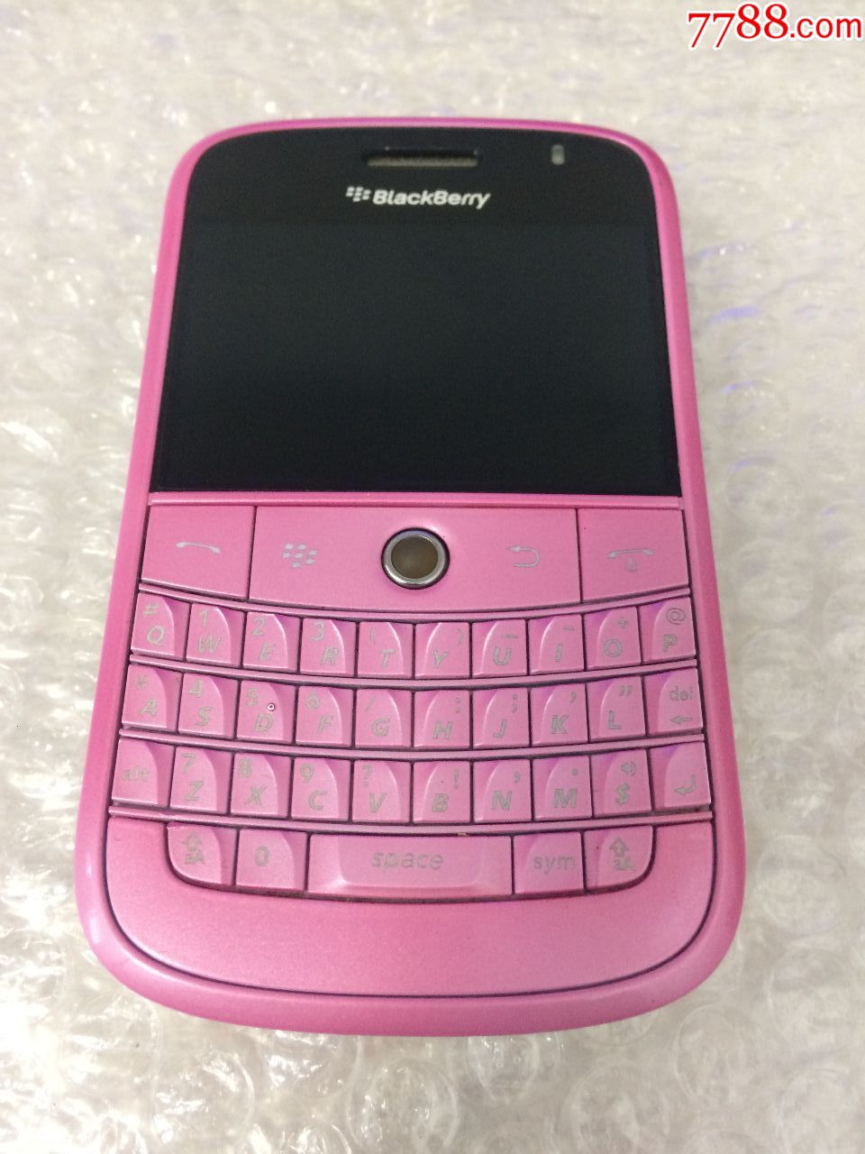一台经典粉色blackberry/黑莓手机.