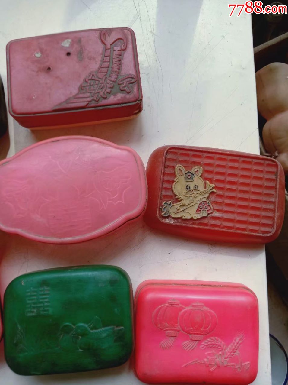 怀旧10个浮雕老香皂盒