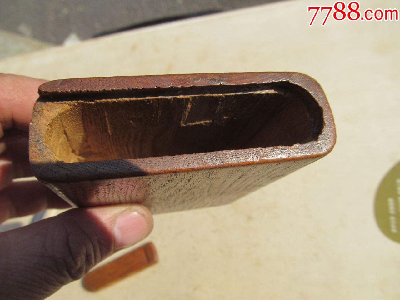 手工制作的木质烟盒,一块木头做的,品相如图 瑕疵在图上