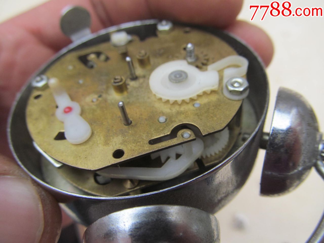 小*本产的小闹钟,背面有款,能走,有时会停,塑料与铜混机芯,品相如图