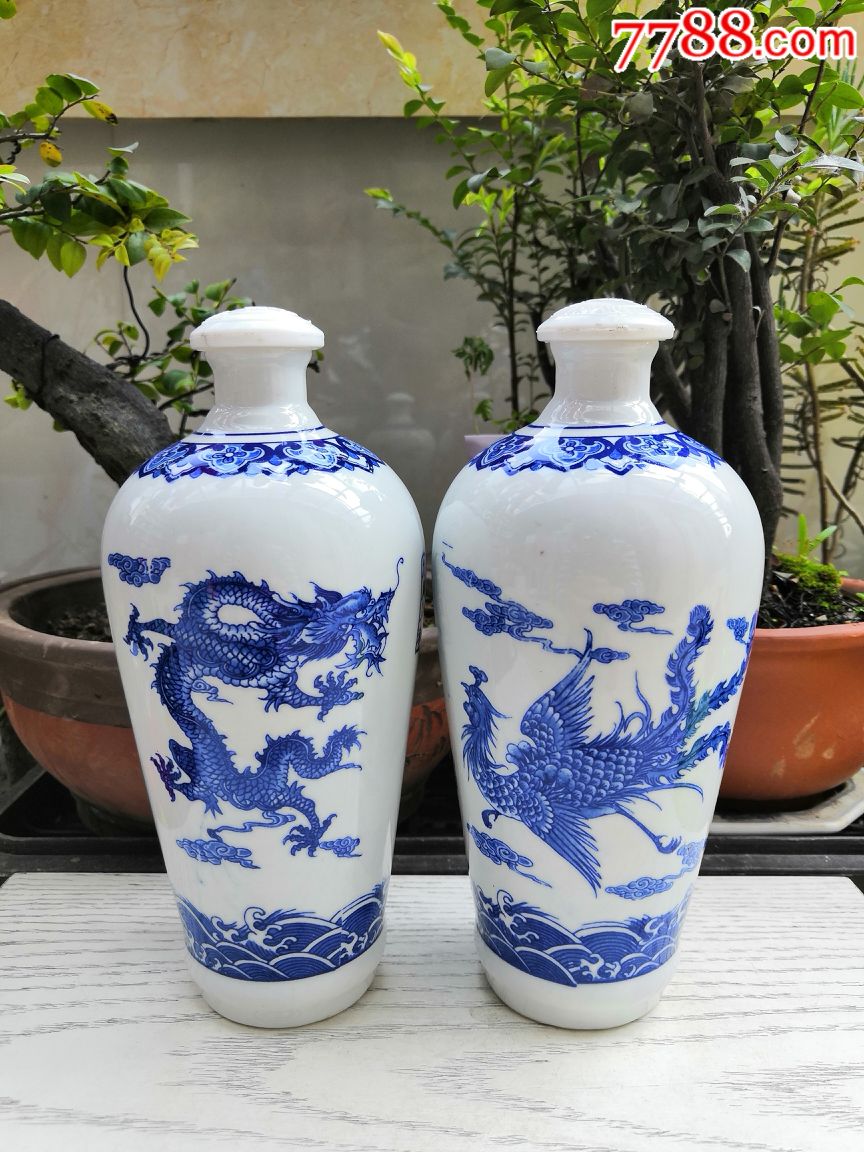 青花瓷龙凤呈祥酒瓶一对