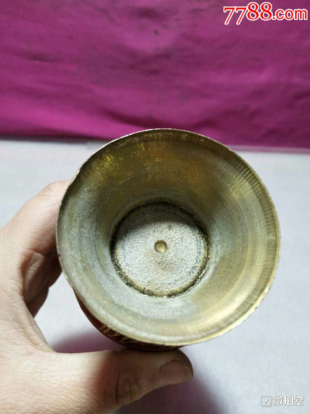 民国黄铜刻花红花瓶一个,高17厘米