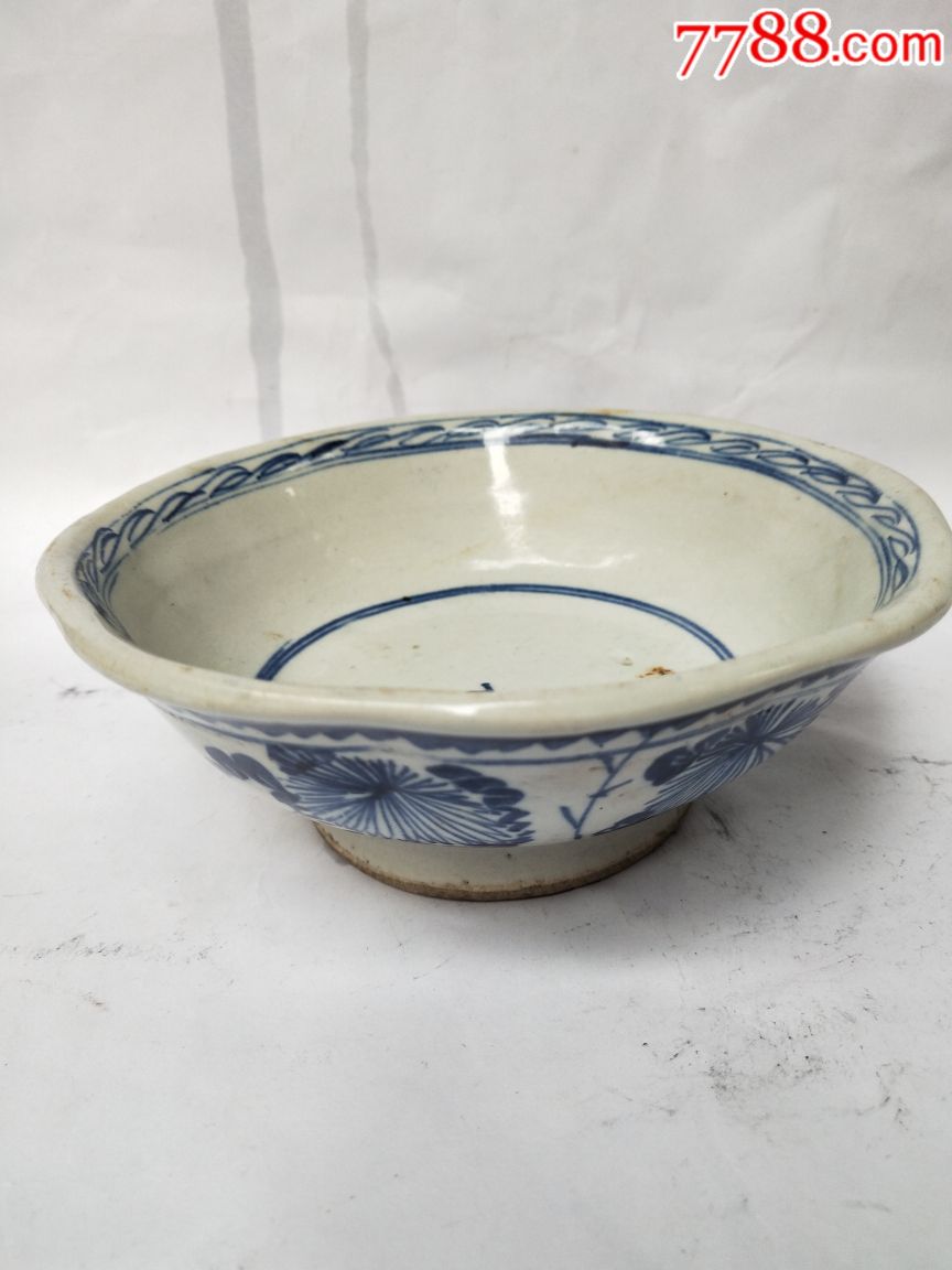 发色漂亮的青花民国花卉纹大碗