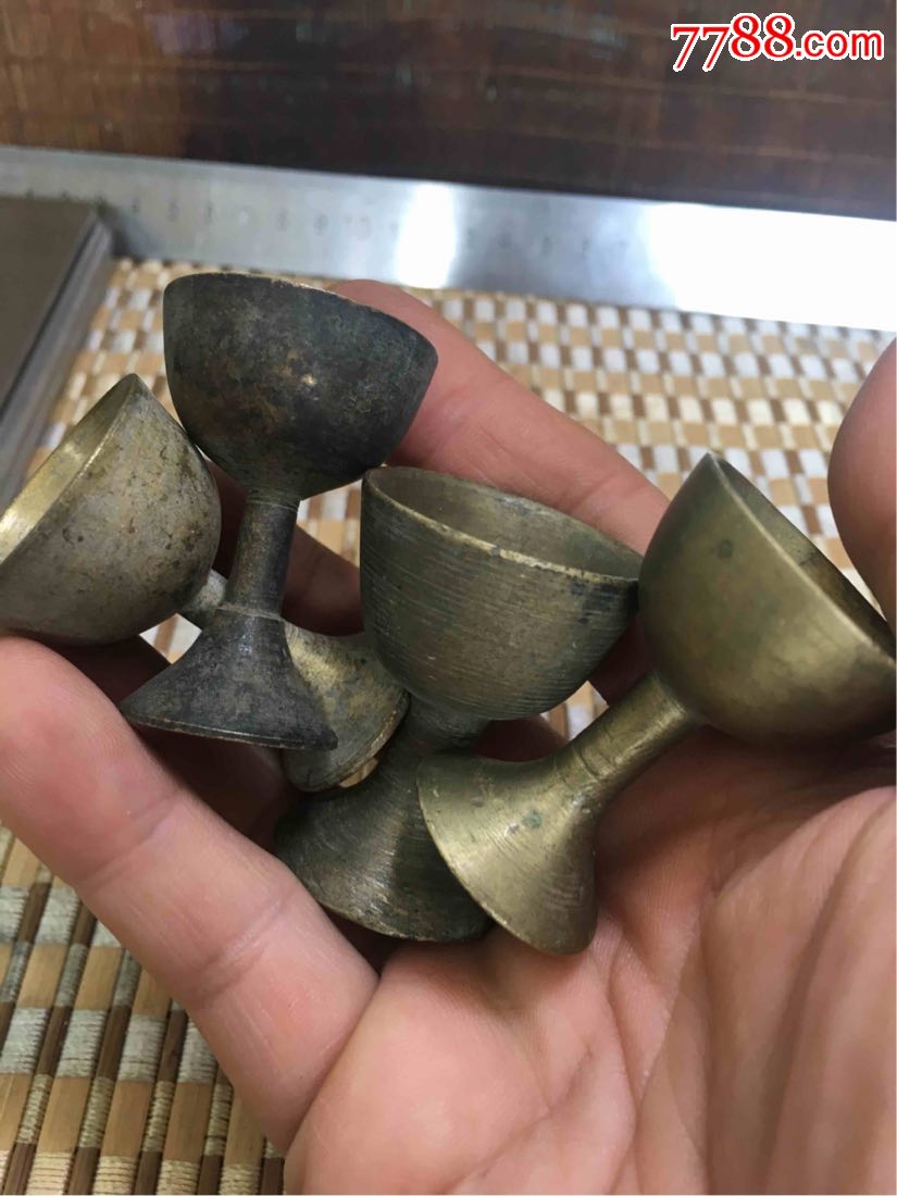 四个铜酒盅