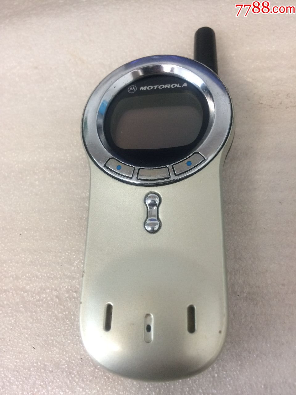 一台经典收藏摩托罗拉滑盖手机