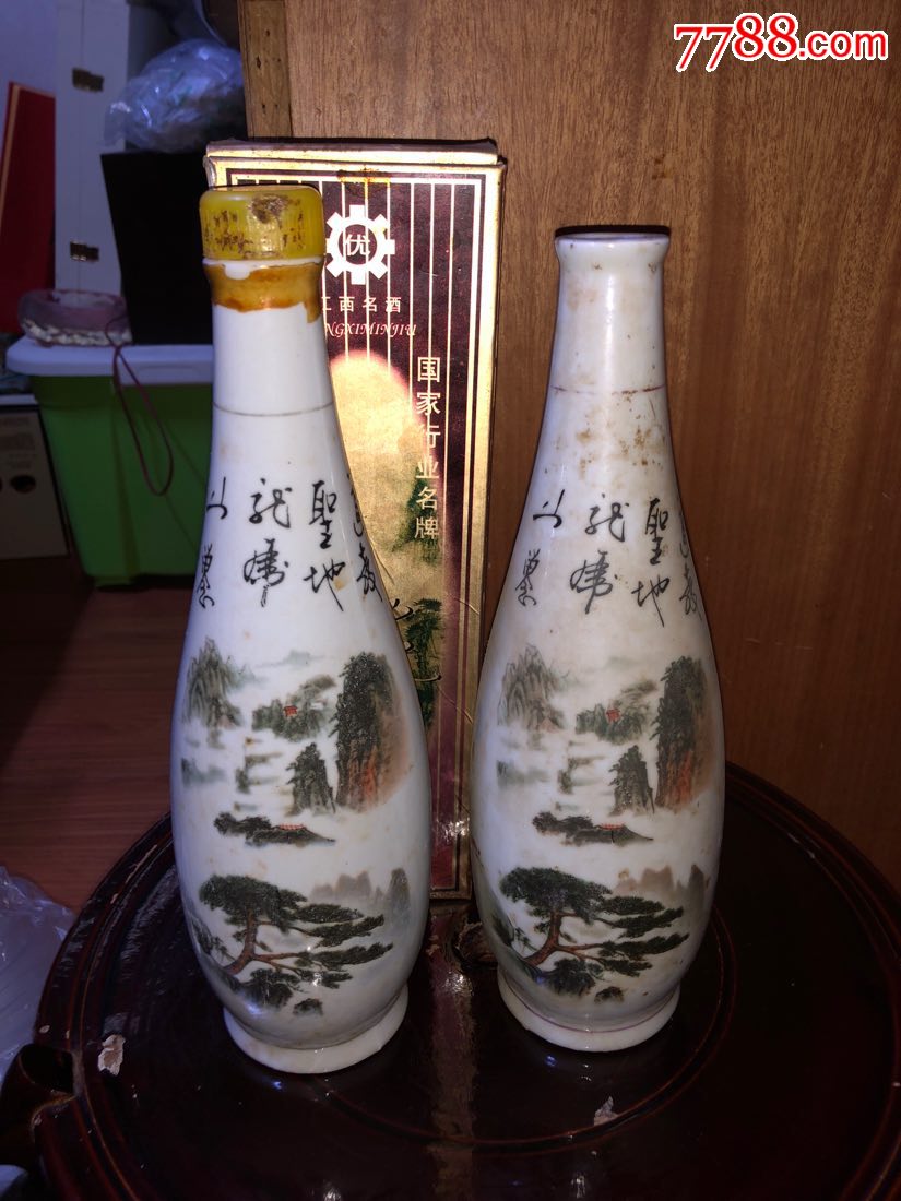 2个潭花酒瓶合拍