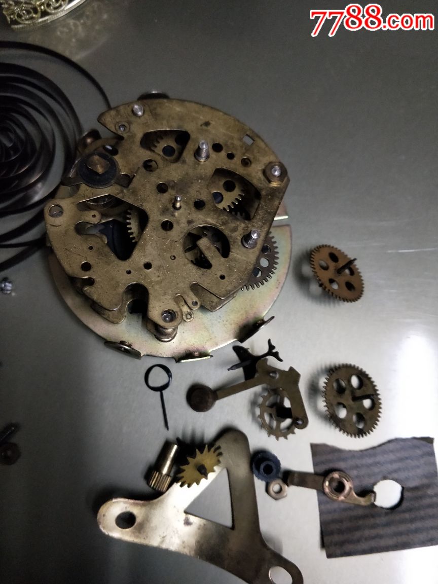 看两个配件小闹钟机芯