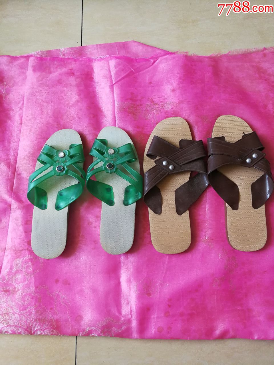 两双老式拖鞋