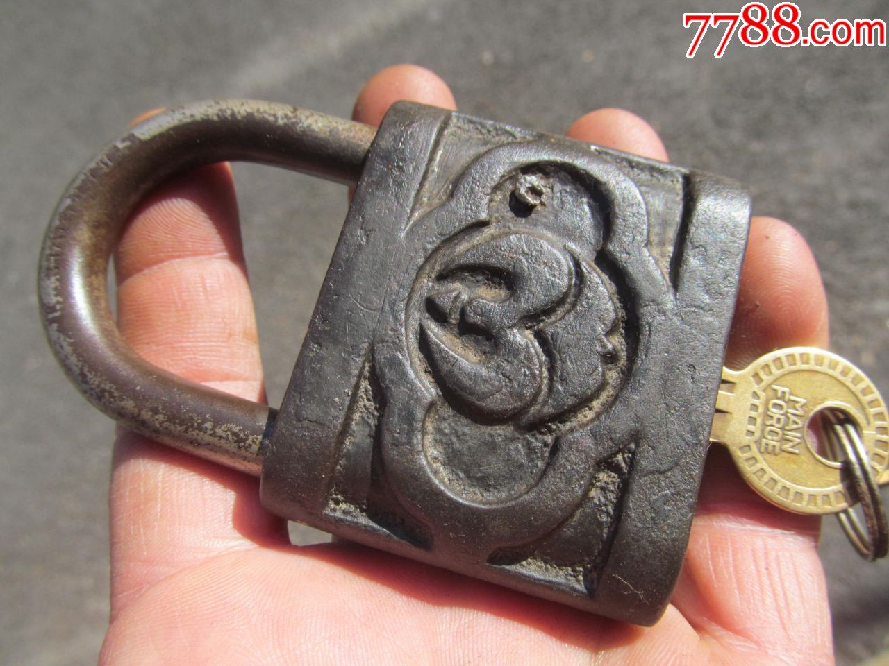 有图形和字母的铁锁后配钥匙两把品相如图