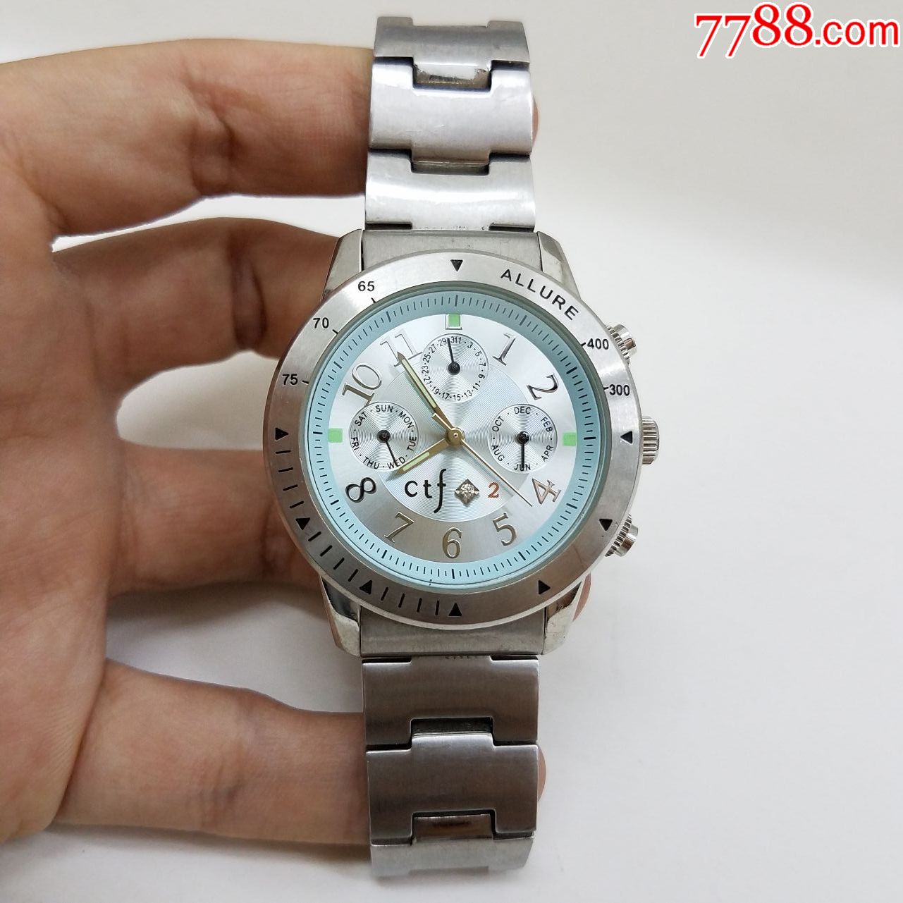 周大福电子表【漂亮拉丝纹天蓝表盘】【夜光漂亮】【独特6点位闪钻】