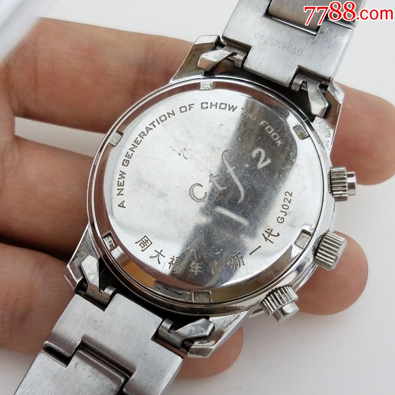 周大福电子表【漂亮拉丝纹天蓝表盘】【夜光漂亮】【独特6点位闪钻】