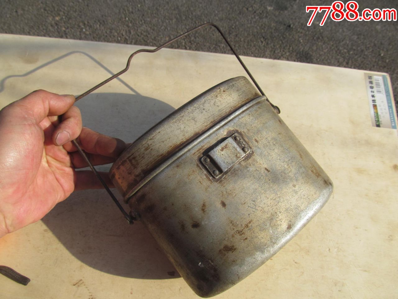 小日本侵华遗留物件有三处日本款的用饭盒底有锈蚀有一小洞品相如图