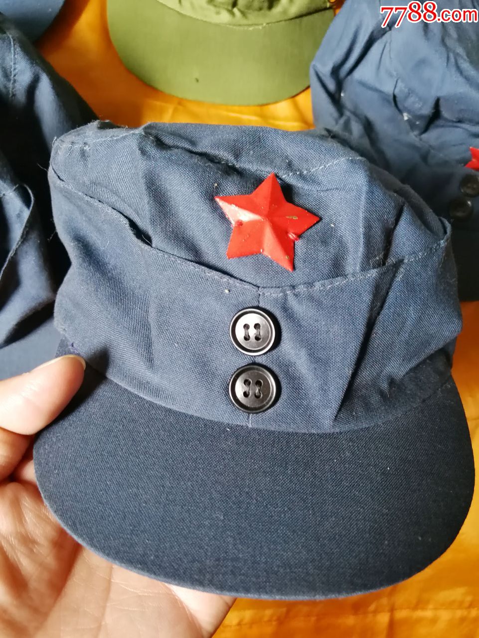 东方红五角星帽子.帽子上面有铁五角星与二个扣子/样式少见