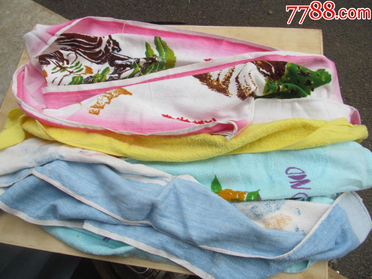 八十年代左右纯棉毛巾五条没有使用过的一起拍最后一条有点小污图中