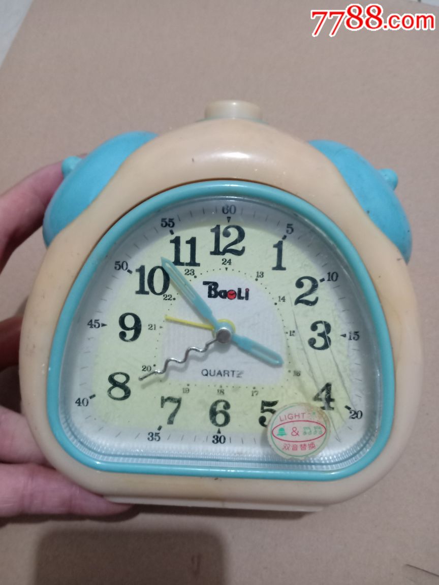 老款塑料小闹钟