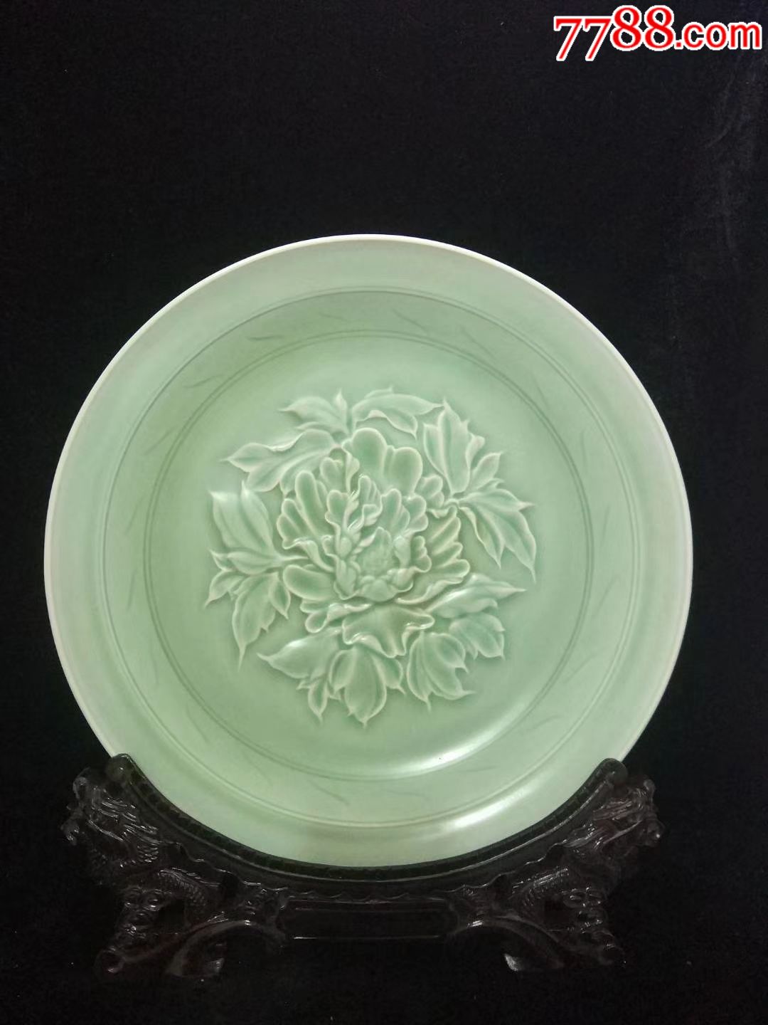 龙泉窑豆青釉牡丹花盘子