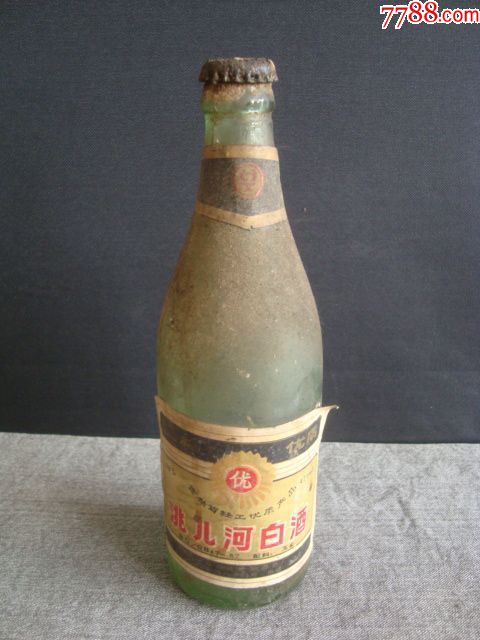 a4934名牌吉林名酒洮兒河白酒老酒標酒瓶1980年代初期實貼少見帶頸標