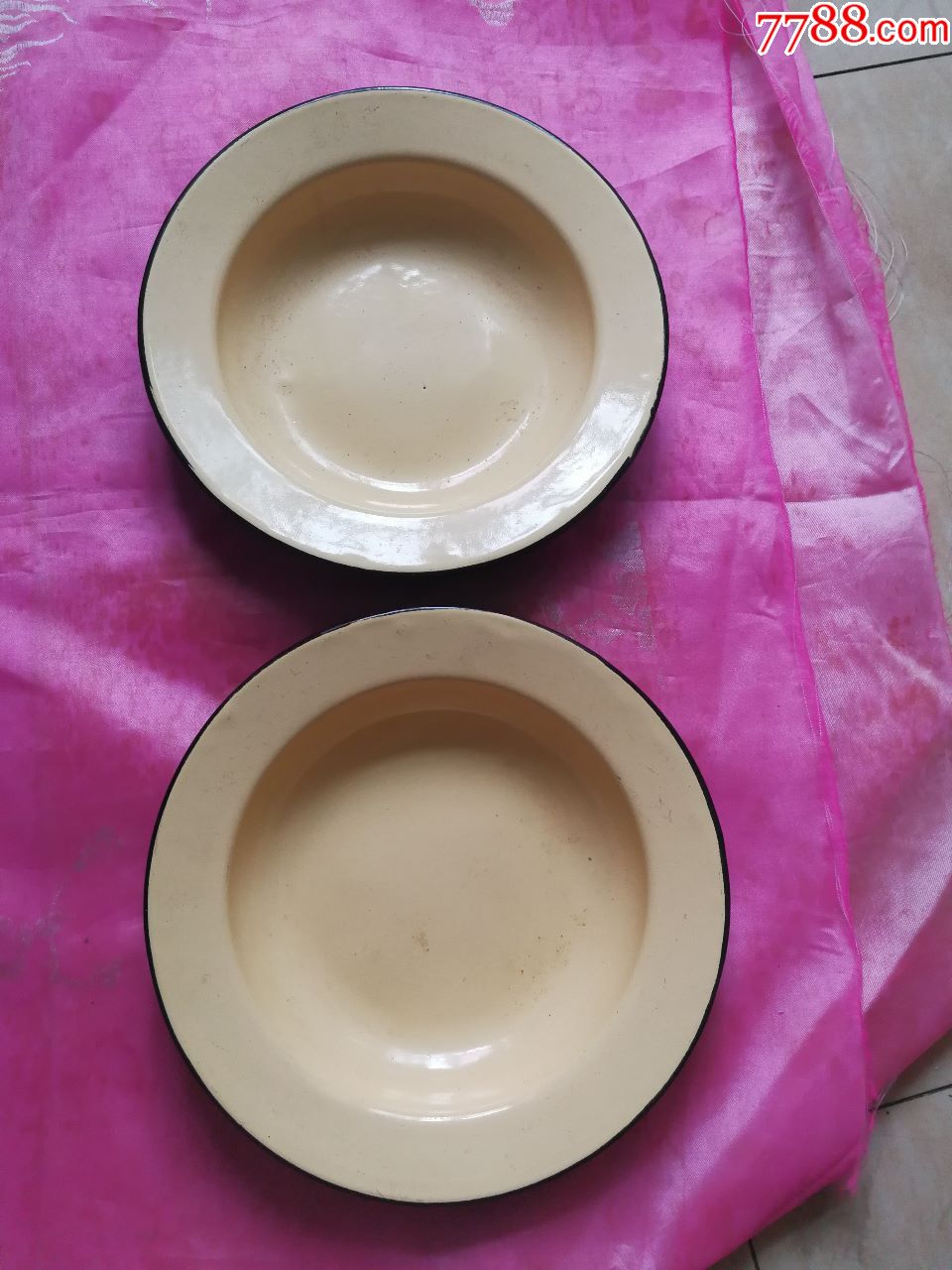 两个非常厚实的搪瓷盘子