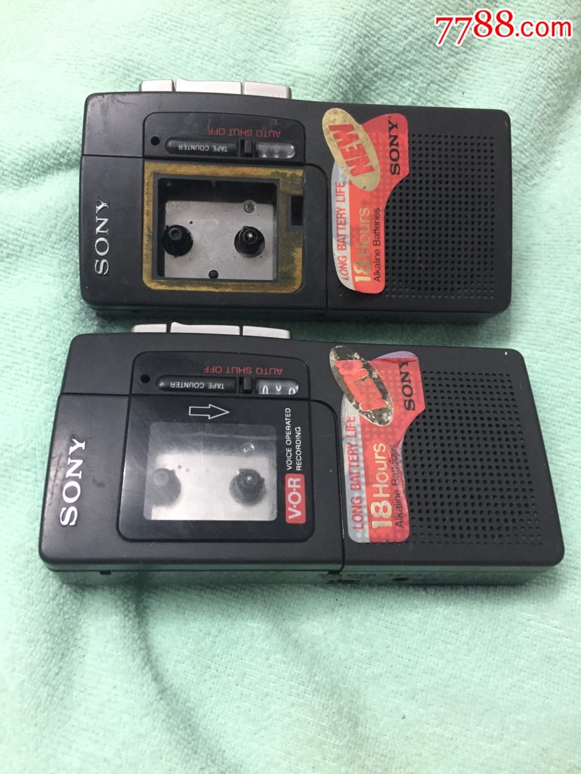 索尼录音机微型小磁带的两个一起拍