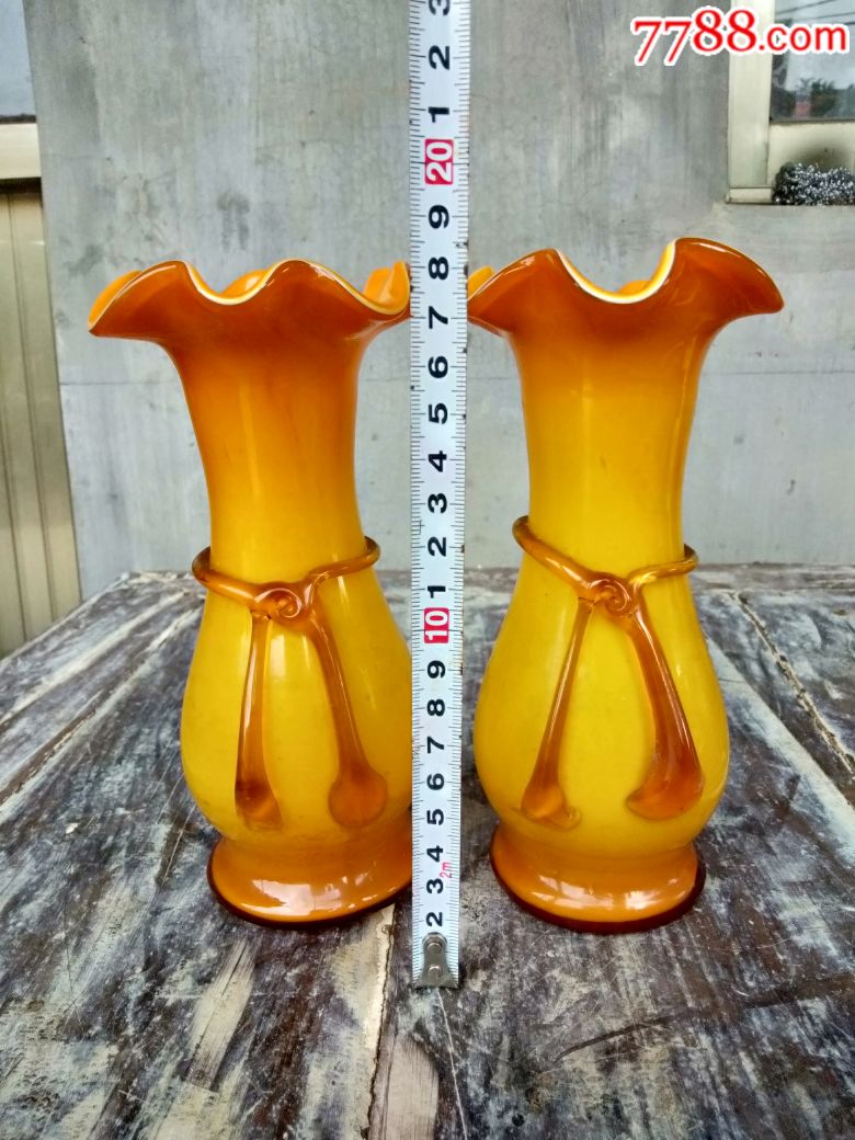 鸡油黄琉璃赏瓶一对