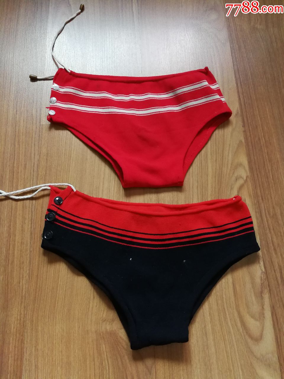 两个老式游泳裤