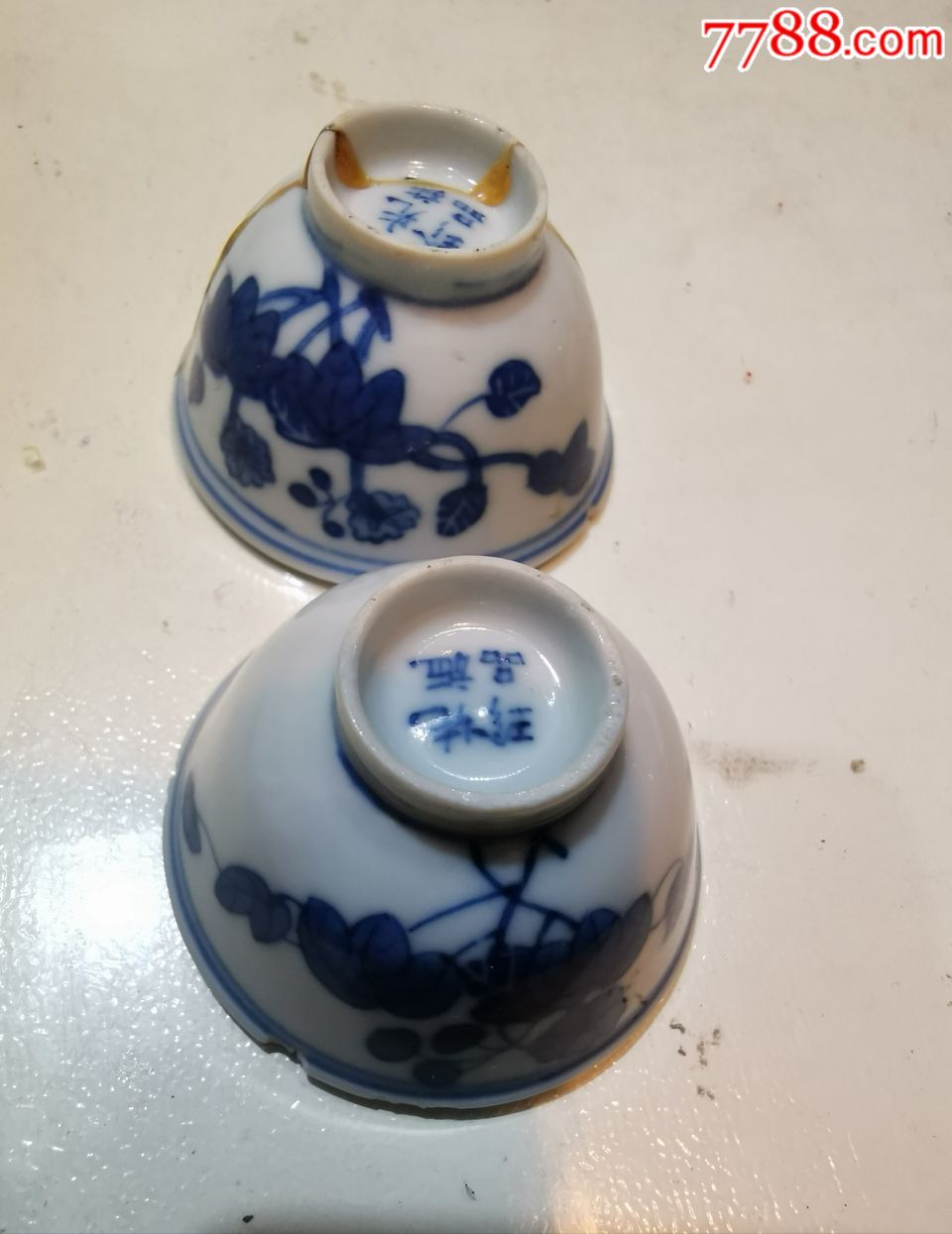 青花荷莲小酒盅一对