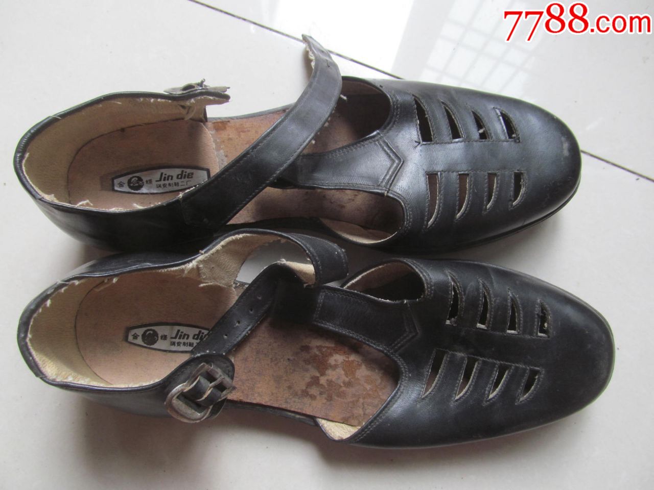 七八十年代左右皮凉鞋41号左右的全新品品相如图