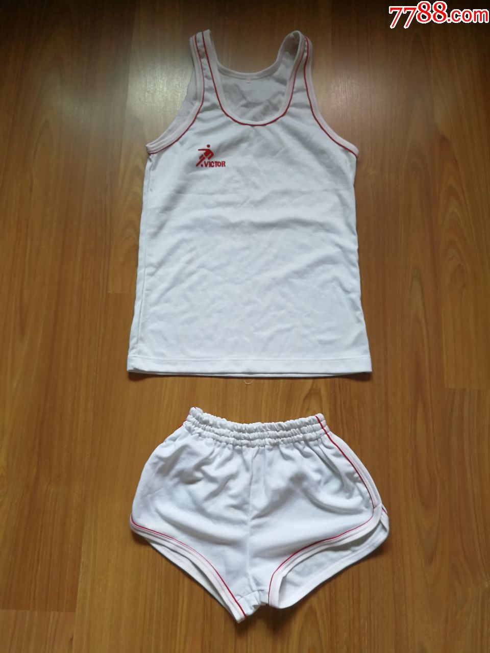 一套老式全新运动服