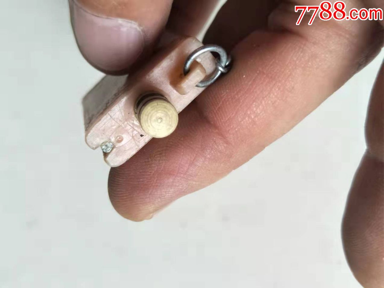 少见的永久火柴,双喜牌,里在装油的,用手打出火花,引燃油燃烧,好用