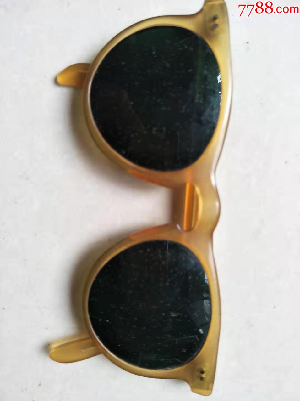 墨镜镜表面有麻点图中可见有一个腿有损坏图可见品相如图快递20元