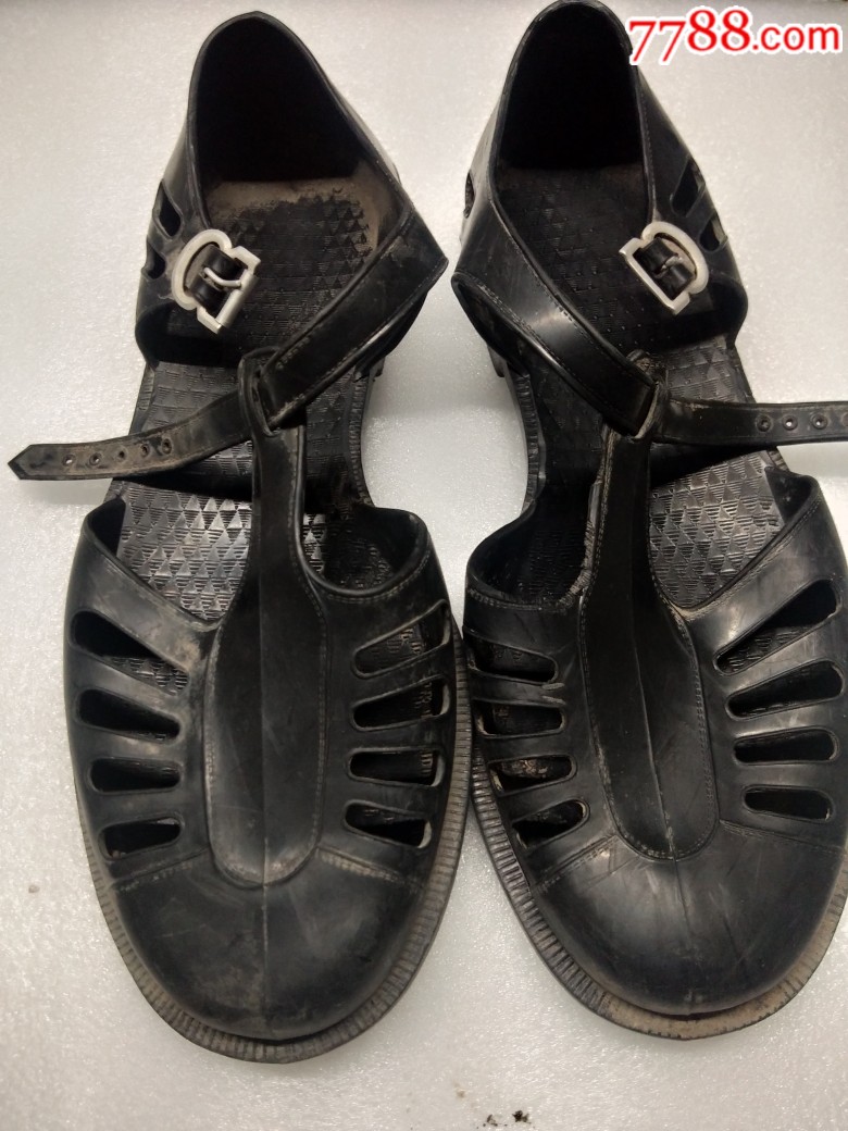 八十年代凉鞋男士图片