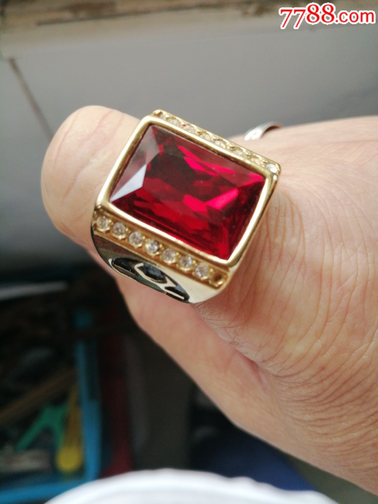 红宝石男式戒指二边镶嵌各8粒共16粒小钻内圈刻有老凤祥18k字样