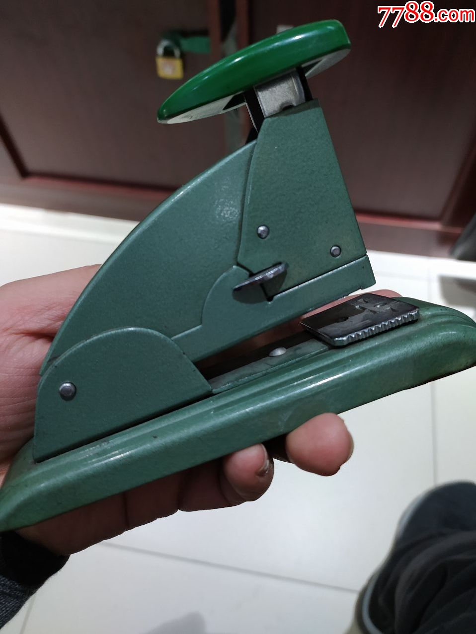 刚收的老订书机少见品相完好正常使用