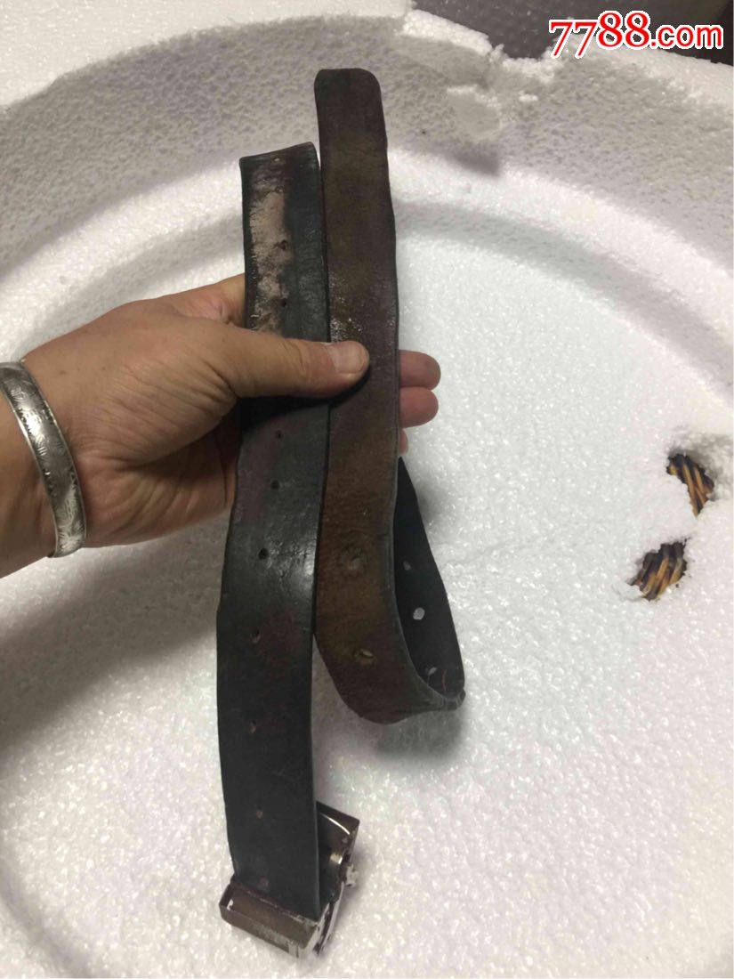 海军皮带一皮带断了,修反了.