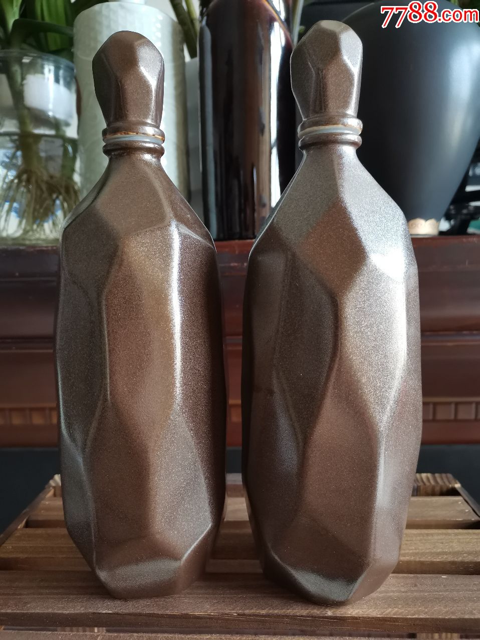 无标异形酒瓶一对