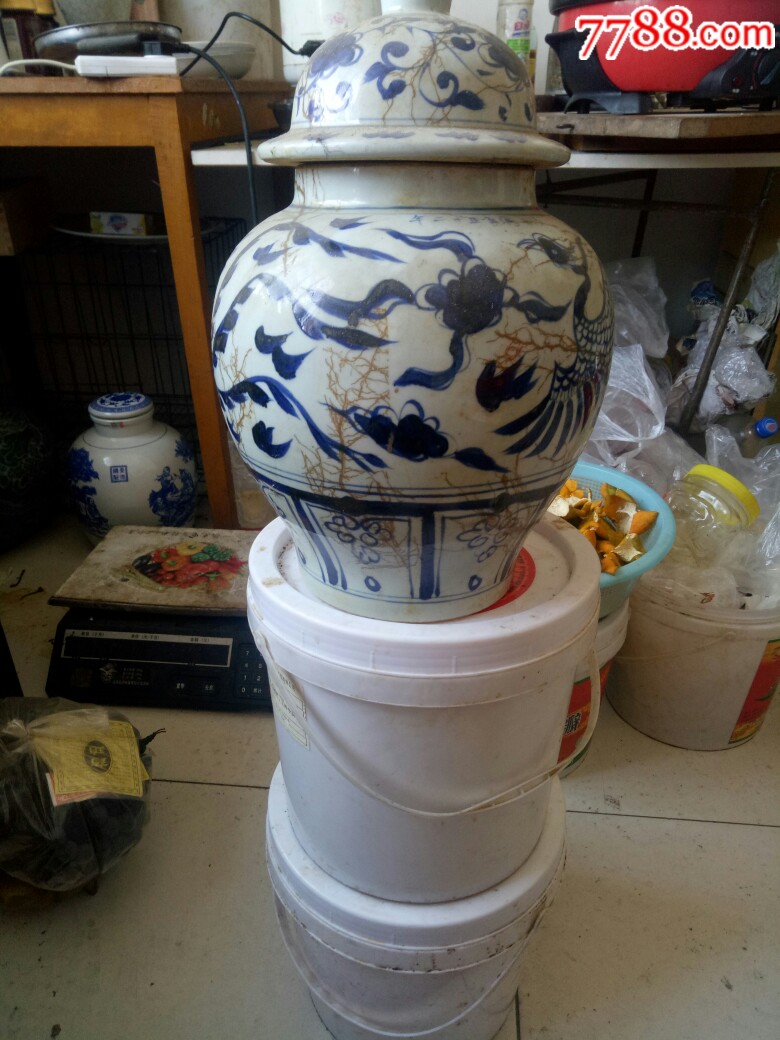 鸭蛋色白底青花大罐