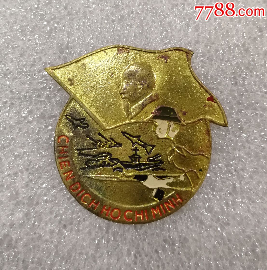 早期带胡志明头像的*纪念章