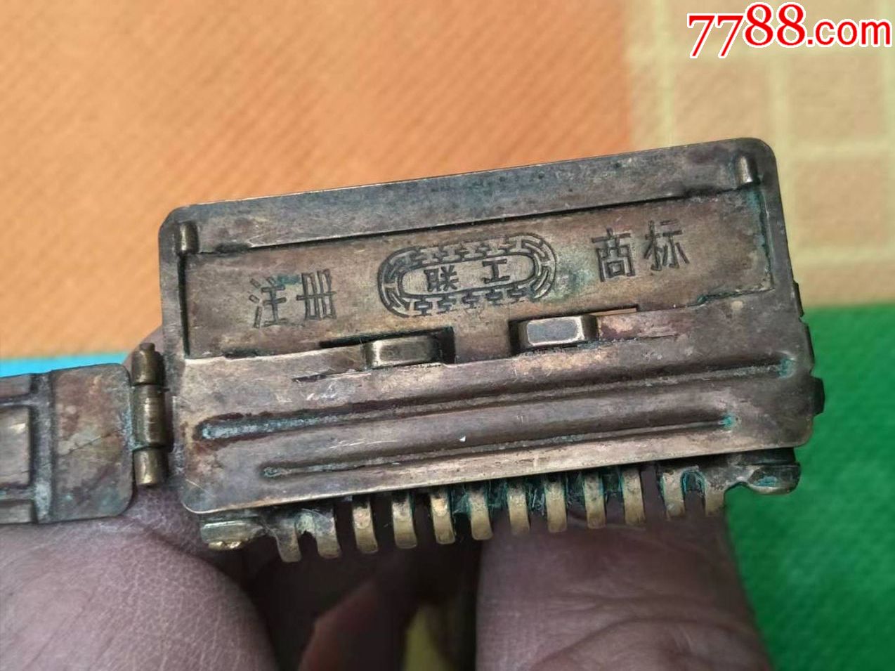 五六十年代保安刀架,铜质的,有标有款,还有数字,原盒装,品相不错,品相