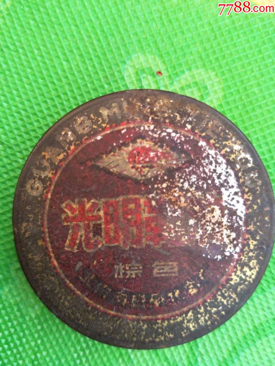 火炬牌鞋油,有火炬标的,盖上有两处缺口,是专门设计的,方便打开,见图
