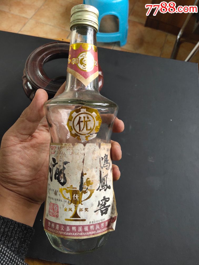 鴨鳳窖酒瓶