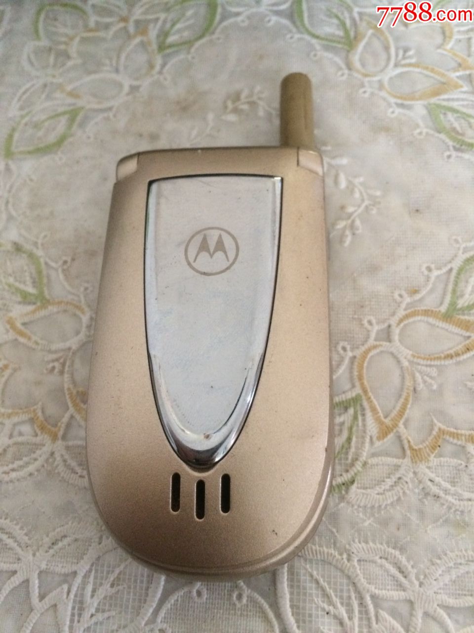 一台经典收藏摩托罗拉翻盖手机