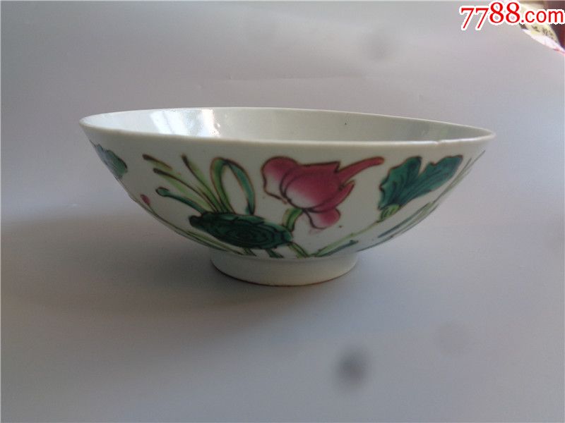 民国时期荷花纹粉彩大碗