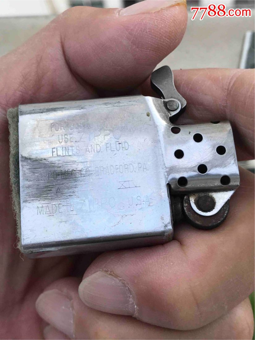 zippo打火机品相如图内胆有磕碰外面商标有胶水