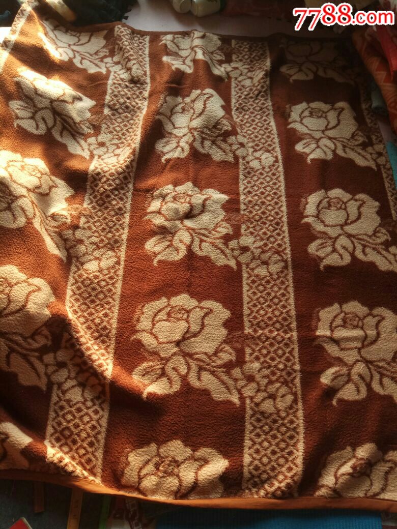 好品相老式棕白相间毛毯一条.