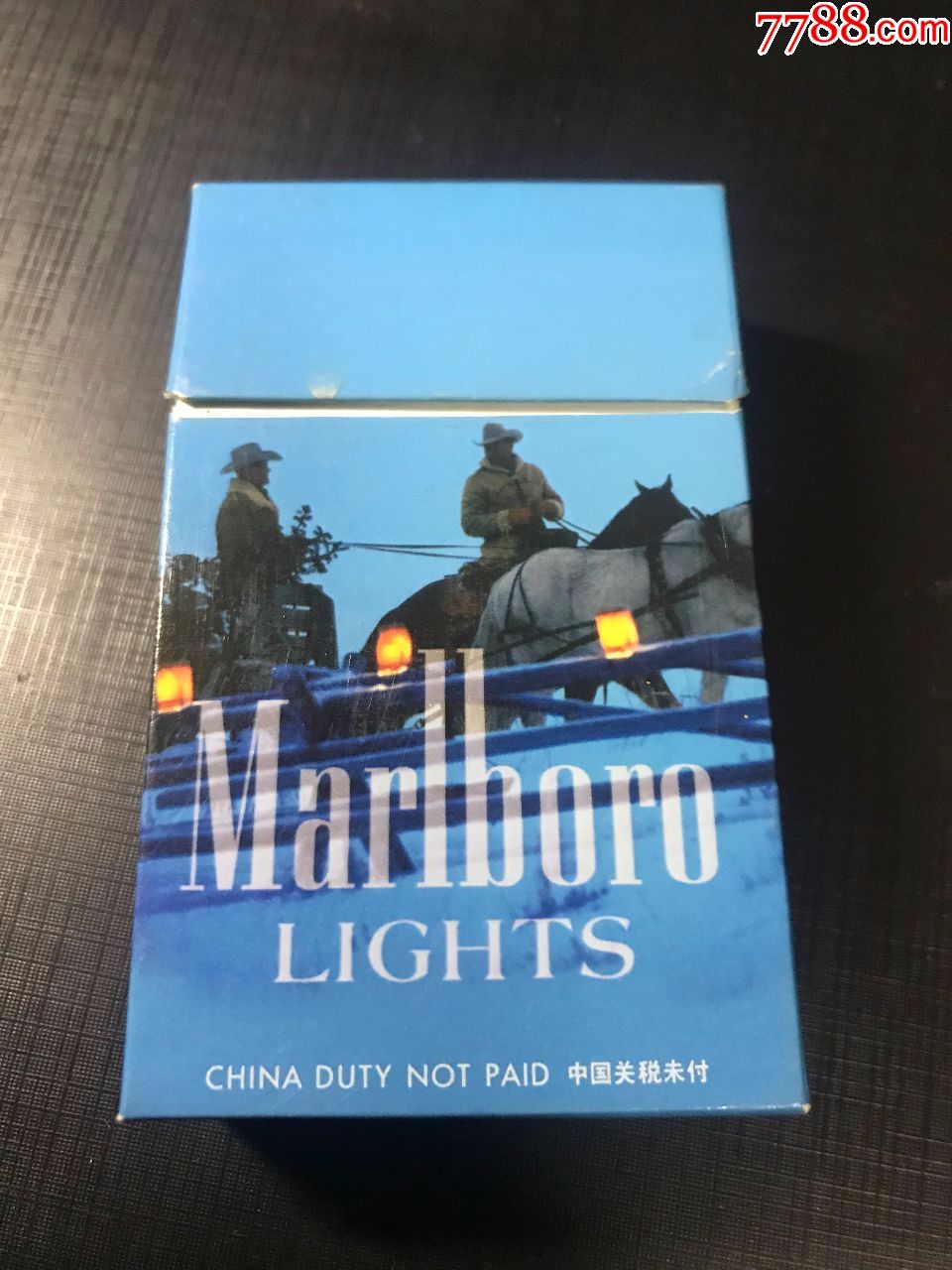 精美万宝路烟盒一枚