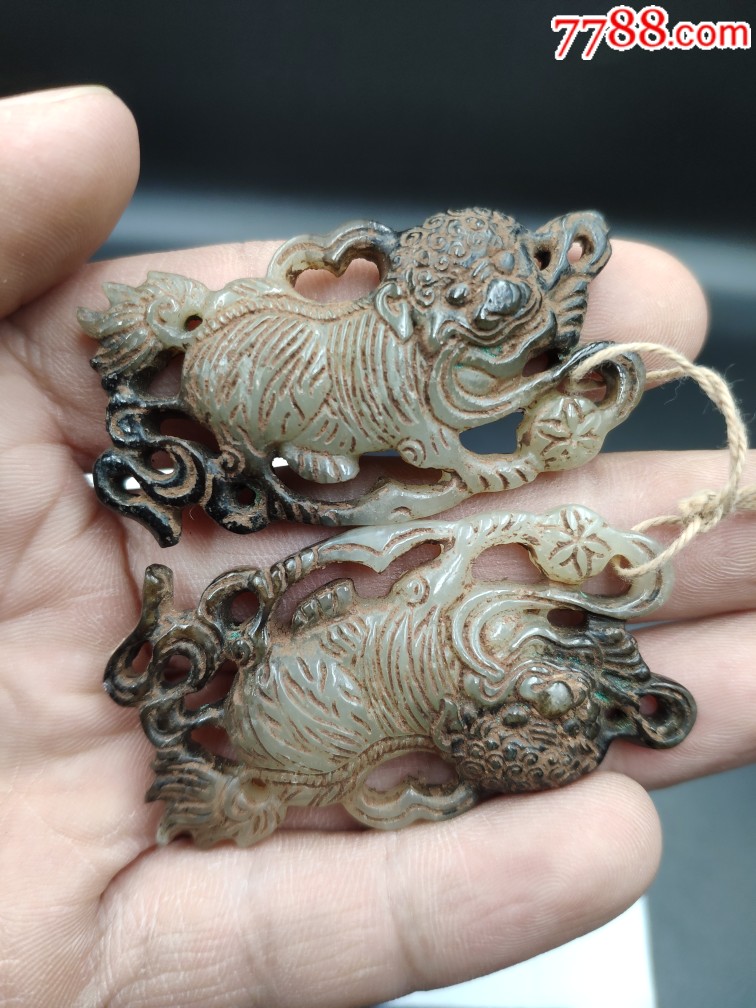 和田帽花古玉狮子一对