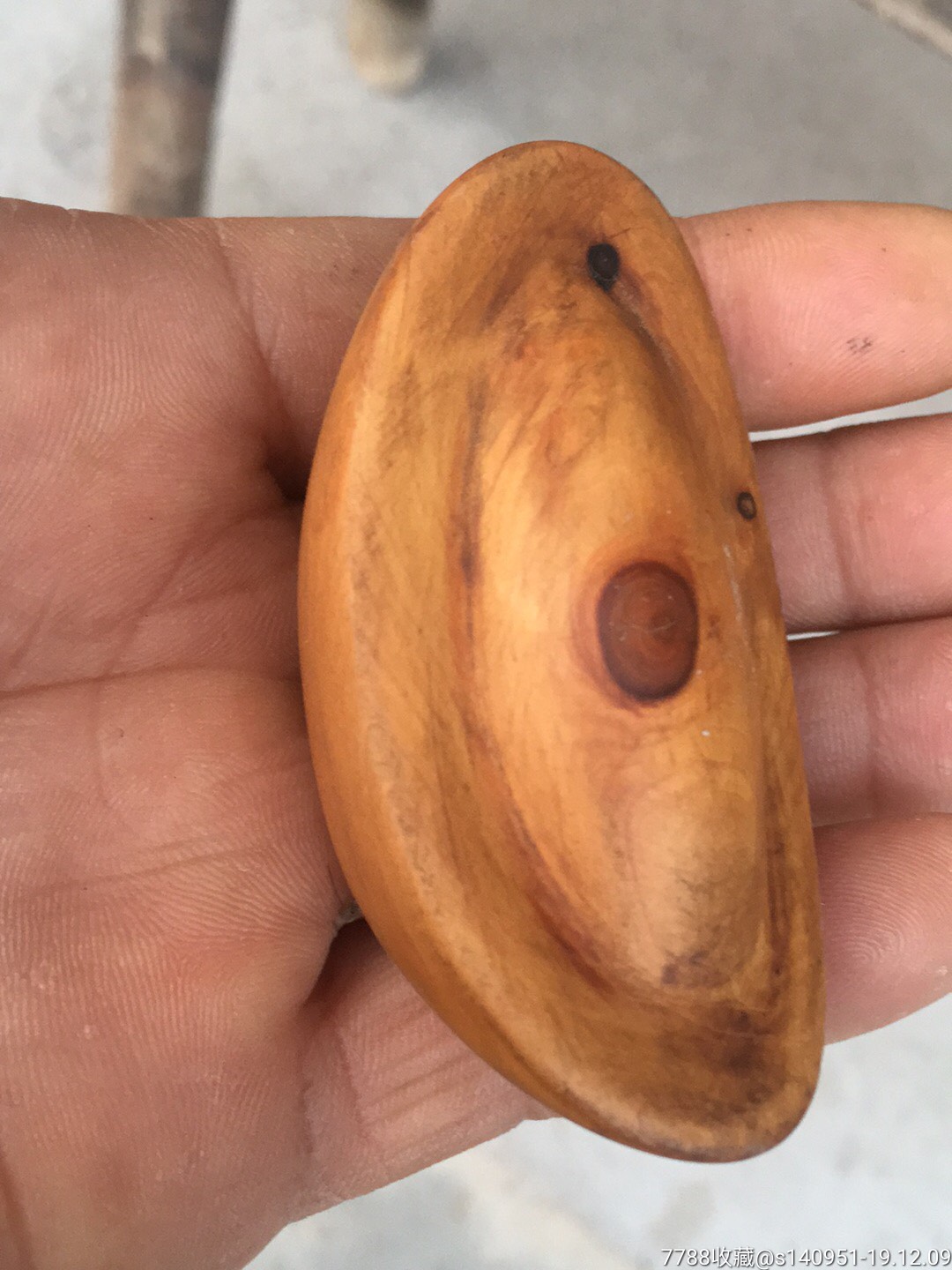 崖柏木雕元宝手把件