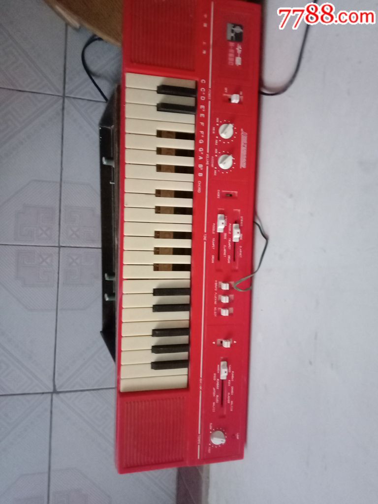中国上海,华星红壳电子琴,上黑件少几个,好坏144308;知道看图