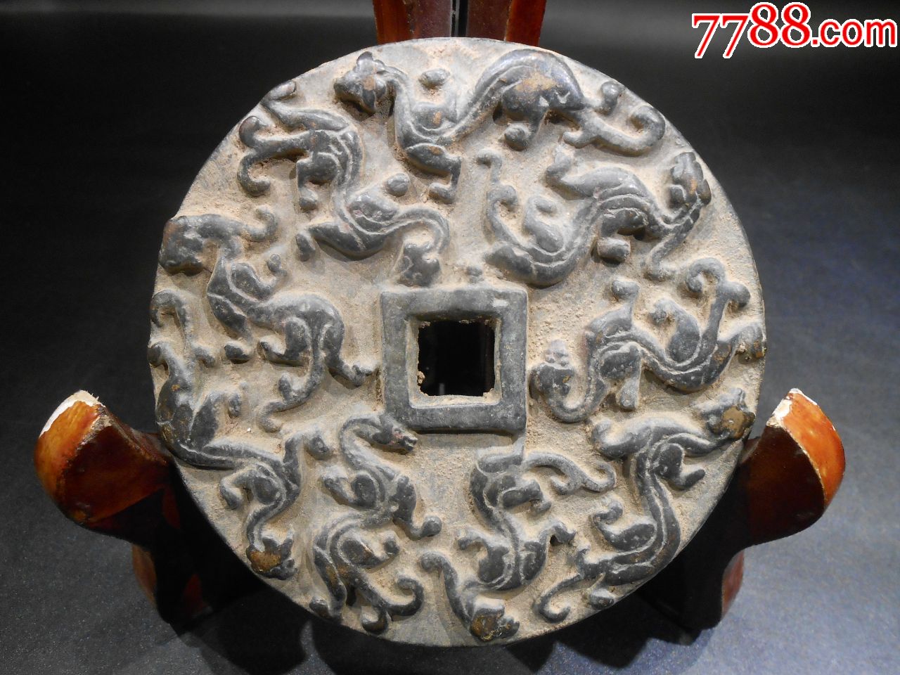 "周元通宝"背浮雕九条螭龙,直径9.5厘米,包浆老气,雕刻霸气,九龙浮雕