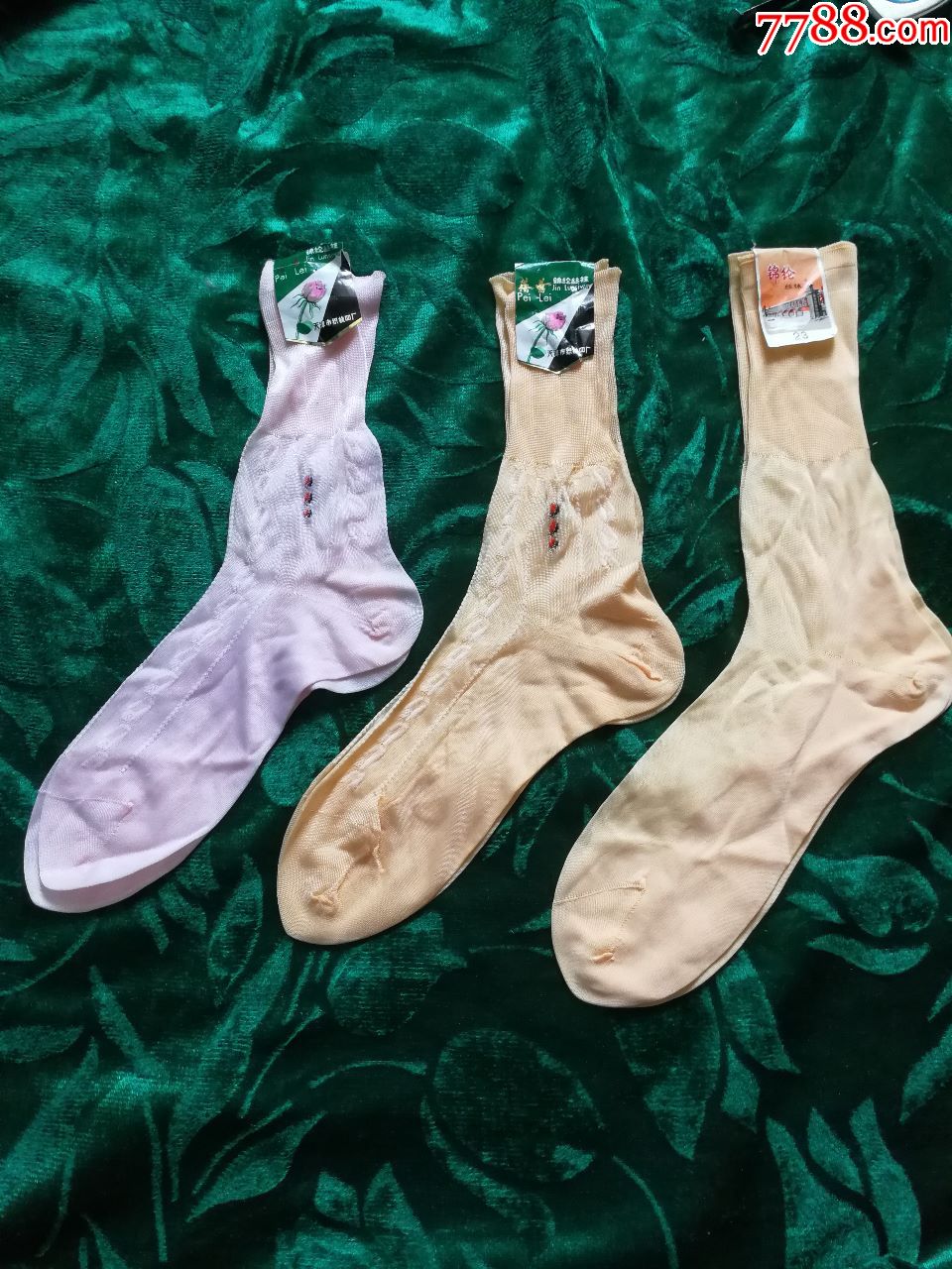 三个老式锦纶袜子